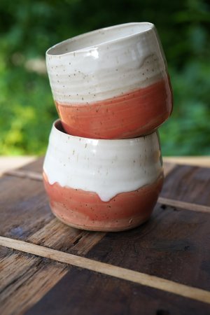 Preview: handgetöpferter weiß rot rosé Keramik Kaffee Becher